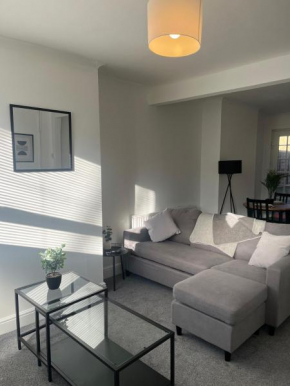 Cosy 2-Bed Home - Central Location - Train Station